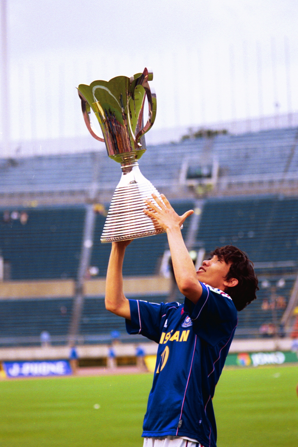 00年5月27日　市原対横浜　優勝した横浜・中村俊輔はチェアマン杯を掲げる