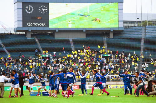 00年5月27日　市原対横浜　C大阪が敗れたのを映し出すオーロラビジョンを前に逆転優勝、大喜びの横浜イレブン