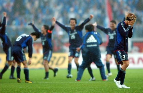 03年11月29日　横浜対磐田　完全優勝での年間王者が決まった瞬間、喜ぶ横浜イレブンと和から離れ号泣する松田（右端）