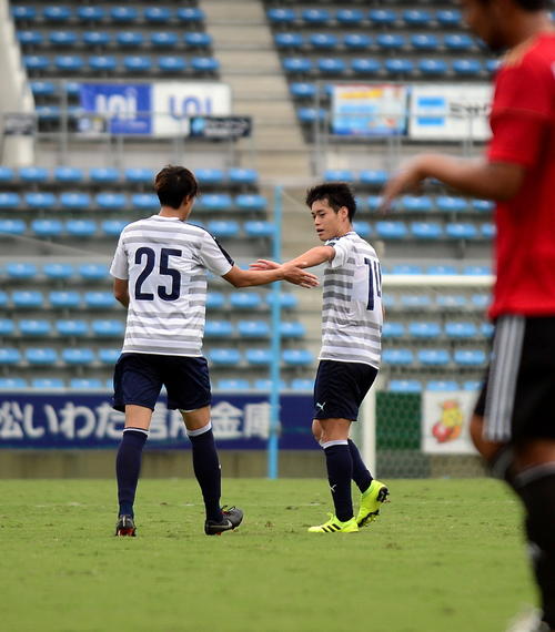 磐田DF大南（右）は、得点を挙げたMF松本とタッチを交わす（19年10月11日撮影）