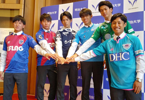 明大のJリーグ加入内定会見に出席した、左からJ1東京のMF安部、同DF中村、J2鹿児島のMF中村、J1昇格の横浜FCのMF瀬古、J2愛媛のGK加藤、J1鳥栖のMF森下