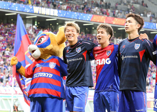 8月3日、C大阪戦後に東京FW永井（左）、MF三田（中央）と笑顔を見せるDF森重