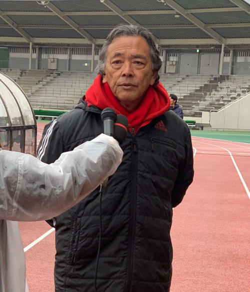 翔凜に勝利し、インタビューを受ける流通経大柏の本田監督（撮影・松尾幸之介）