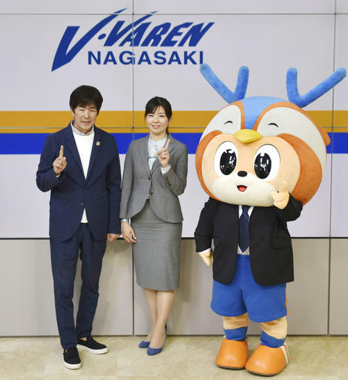 J2長崎の新社長に就任する、高田明社長（左）の長女春奈氏（共同）