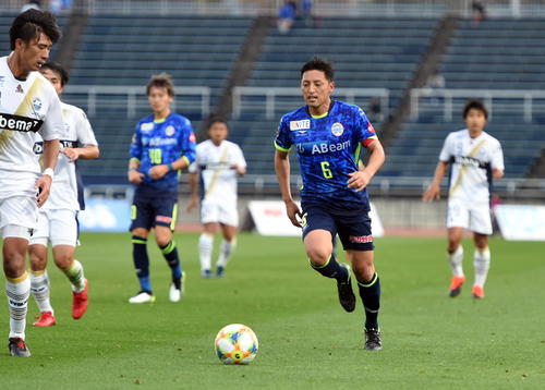 24日の町田戦で左サイドを駆け上がる山形MF山田（右から2人目）