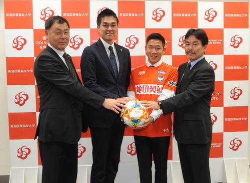 入団を喜ぶ矢村（左から3人目）。左からJ2新潟・神田強化部長、同是永社長、1人置いて、新潟医療福祉大・佐熊監督