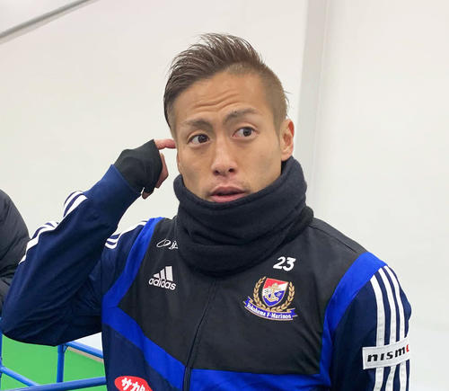 優勝をかけた川崎F戦へ向け、ニューヘアーで意気込みを語る横浜のFW仲川（撮影・松尾幸之介）