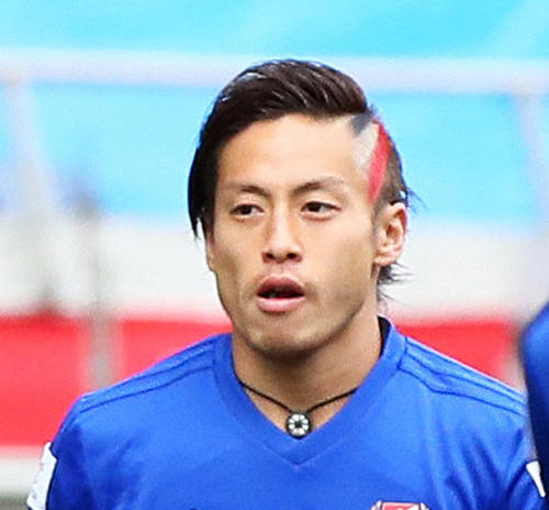 ルヴァン杯決勝を前にこめかみ部分をトリコロール色に染め上げた仲川輝人（2018年10月26日撮影）