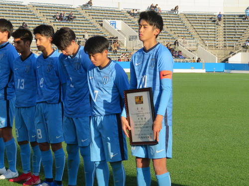 全国高校サッカー選手権寒川県大会決勝で敗れた桐光学園のエースで主将の西川潤は、準優勝の盾を手に悔しげな表情を見せる