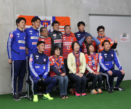 サポーターとの撮影会に臨む今季限りで退団の選手。下段左端はFW田中、右端はMF小川。上段左からGK田口、FW矢野、1人を挟みGK野沢、1人を挟んでMFチョ・ヨンチョル
