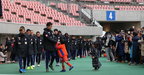 選手入場で子どものサポーターがGK野沢に駆け寄り握手をせがむ