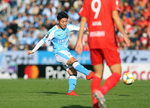 磐田対名古屋　前半、シュートを放つ磐田MF上原（撮影・大野祥一）