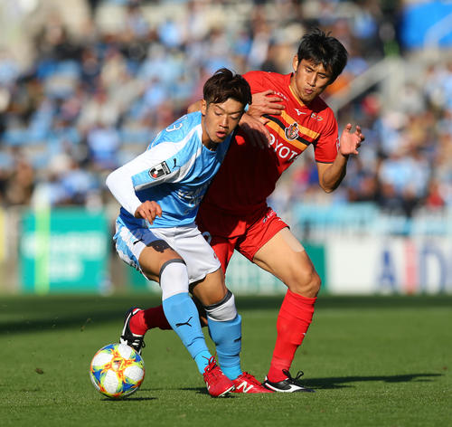 磐田対名古屋　前半、相手選手と競り合う磐田MF藤川（左）（撮影・大野祥一）