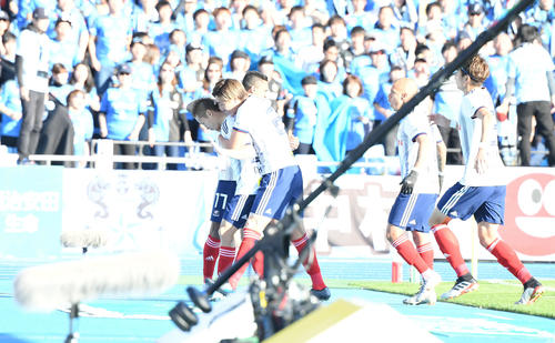 川崎F対横浜　前半、得点した横浜FW仲川（左）はチームメートの祝福を受ける（撮影・山崎安昭）
