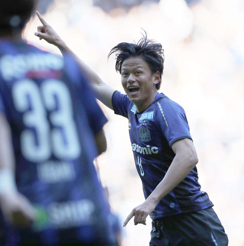 G大阪対松本　前半、先制ゴールを決め、指を突き上げ喜ぶG大阪MF小野瀬（撮影・前田充）