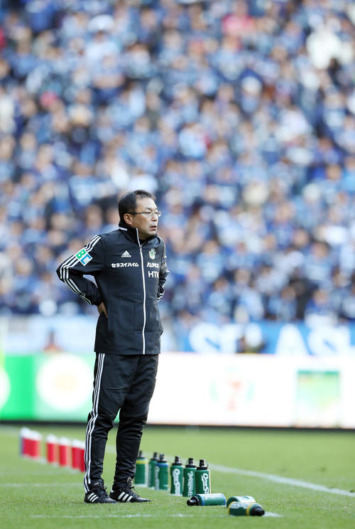 G大阪対松本　前半、厳しい表情で戦況を見守る松本反町監督（撮影・前田充）