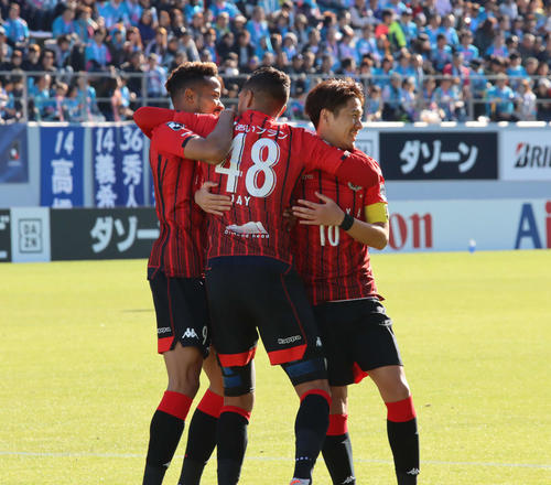 前半4分、先制点を決めた札幌FWジェイ（中央）と喜ぶMF鈴木（左）とMF宮沢（撮影・保坂果那）