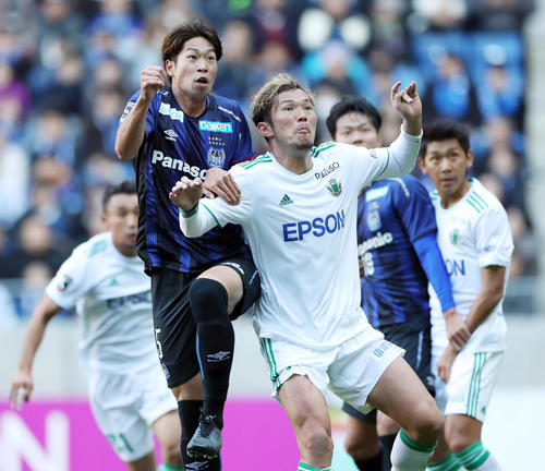 G大阪対松本　前半、競り合うG大阪DF三浦（左）と松本DF飯田（撮影・前田充）