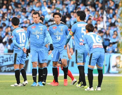 川崎F対横浜　4失点して敗れた川崎Fの選手たち（撮影・山崎安昭）
