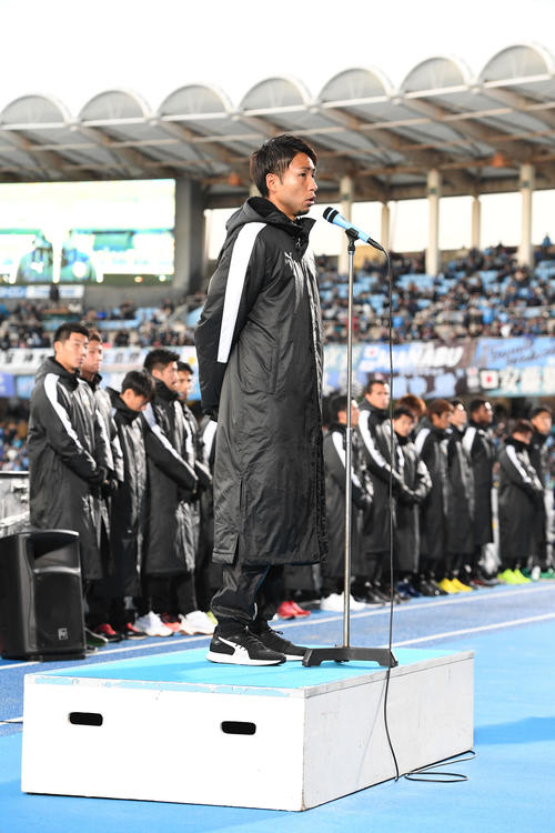 川崎F対横浜　試合後、選手代表であいさつする川崎F小林（撮影・山崎安昭）