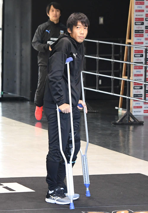 川崎F対横浜　松葉づえ姿で激励に訪れた川崎F中村（撮影・山崎安昭）