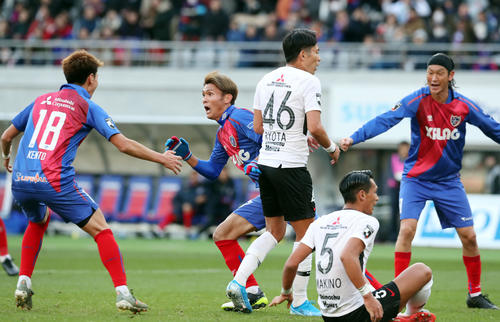 東京対浦和　後半、同点のゴールを決め喜ぶ東京FW田川（中央）（撮影・垰建太）
