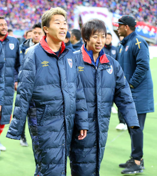 東京対浦和　試合後、右手を負傷し途中交代した東京FW永井（左）は腕を固定し場内一周する（撮影・垰建太）