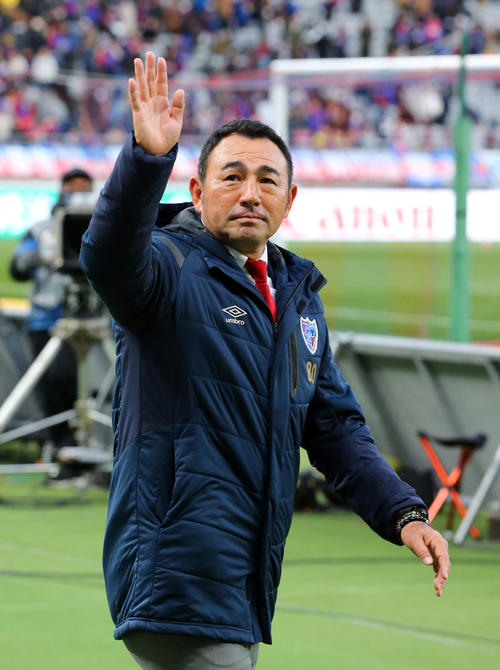東京対浦和　試合後、サポーターの声援に応えながら場内一周する東京長谷川監督（撮影・垰建太）