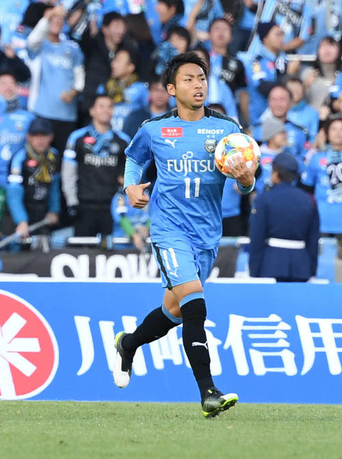 川崎F対横浜　後半、レアンドロ・ダミアンの得点後にリスタートを急ぐ川崎F・FW小林（撮影・山崎安昭）