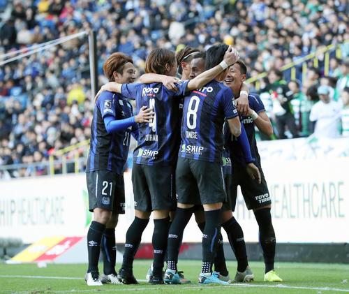 G大阪対松本　前半、この日2点目となるゴールを決めたG大阪MF井手口（右端）はイレブンから祝福を受け笑顔を見せる（撮影・前田充）