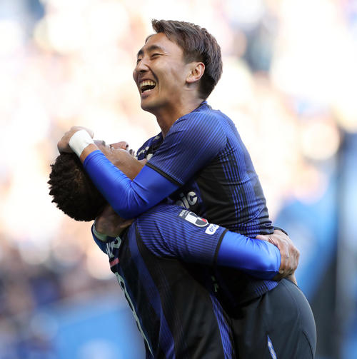 G大阪対松本　後半、チーム4点目となるゴールを決めたG大阪FWアデミウソン（左）はMF倉田と抱き合って喜ぶ（撮影・前田充）