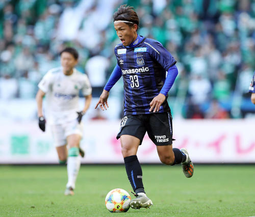 G大阪対松本　後半、ドリブルで仕掛けるG大阪FW宇佐美（撮影・前田充）