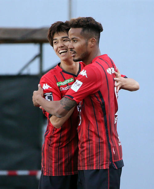 鳥栖対札幌　後半、ゴールを決め喜ぶ札幌MF鈴木（右）（撮影・栗木一考）