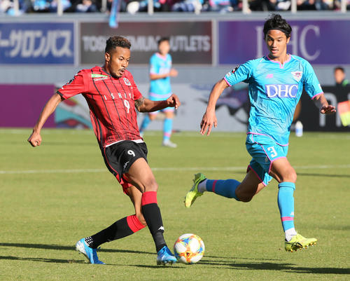 鳥栖対札幌　後半、シュートを放つもキーパーに阻まれる札幌MF鈴木（左）（撮影・栗木一考）