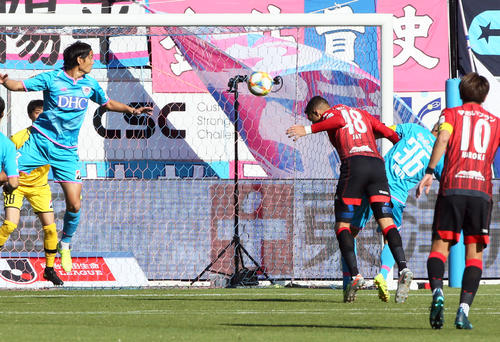前半、先制ゴールを決める札幌FWジェイ（撮影・栗木一考）