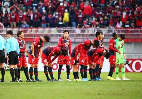 鹿島対神戸　神戸に敗れ優勝がなくなりがっくりとうなだれる鹿島イレブン（撮影・足立雅史）