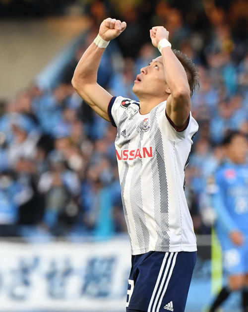 川崎F対横浜　勝利の笛が鳴りガッツポーズの横浜FW仲川（撮影・山崎安昭）