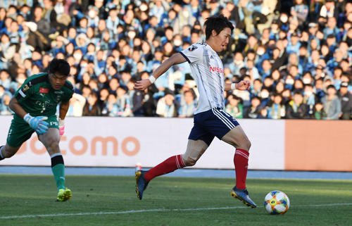川崎F対横浜　後半、チーム4点目を決める横浜FW遠藤。左は川崎F・GKチョン・ソンリョン（撮影・山崎安昭）