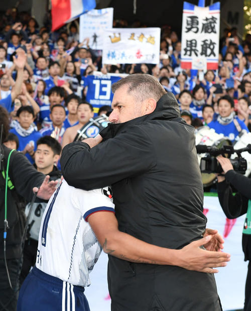 川崎F対横浜　大勝した横浜ポステコグルー監督は選手を抱きしめて喜ぶ（撮影・山崎安昭）