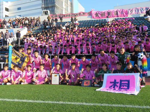 全国高校サッカー神奈川県大会を5年ぶりに制した日大藤沢のメンバーは、応援団を背に記念撮影