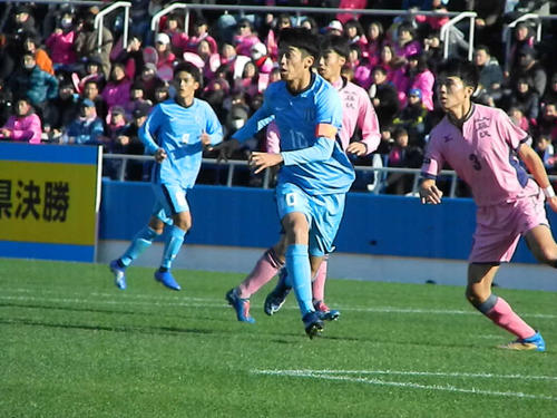 ゴール前へ飛び込む桐光学園FW西川潤（中央）