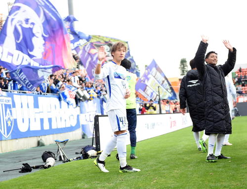 大宮対山形　試合後、サポーターの声援に応える山形FW山岸（中央）とMF山田（撮影・山田愛斗）