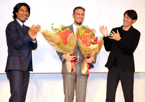 引退会見の最後にサプライズで登場した中沢氏（左）と楢崎氏（右）に囲まれ、爆笑する闘莉王（撮影・浅見桂子）