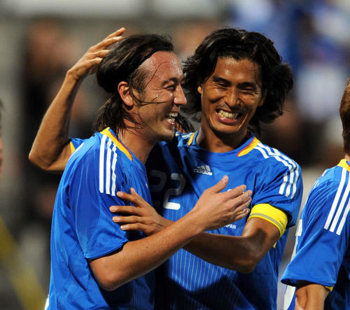 09年10月、アジア杯　日本対香港、ゴールを決めた闘莉王。右は中沢
