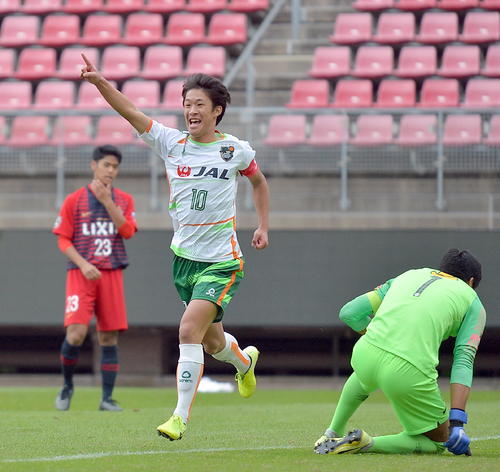 鹿島ユース対青森山田　後半、決勝点を決めて人さし指を突き出して喜ぶ青森山田MF武田