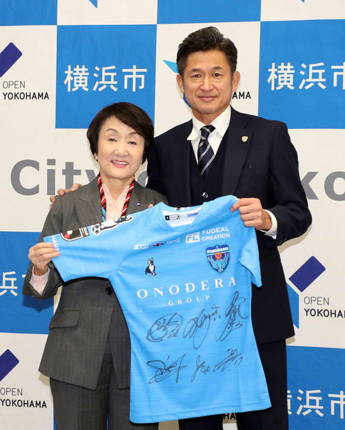 写真に納まる林市長（左）横浜FCカズ（撮影・鈴木正人）