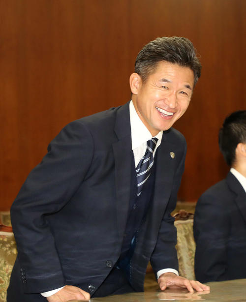 横浜FC昇格報告で笑顔を見せる横浜FCカズ（撮影・鈴木正人）