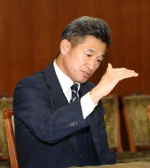 林市長と会話する横浜FCカズ（撮影・鈴木正人）