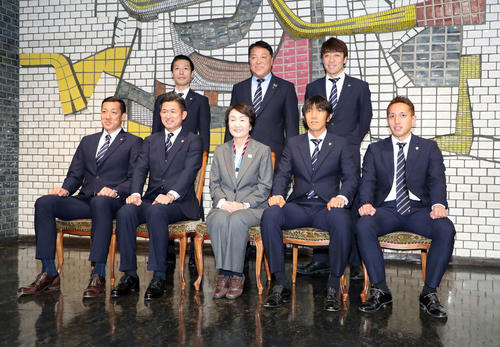 写真に納まる前列左から横浜FC南、カズ、林市長、中村、武田、後列左から上尾社長、奥寺会長、下平監督（撮影・鈴木正人）