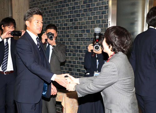 林文子横浜市長（右）に握手で迎えられる横浜FCカズ（撮影・鈴木正人）